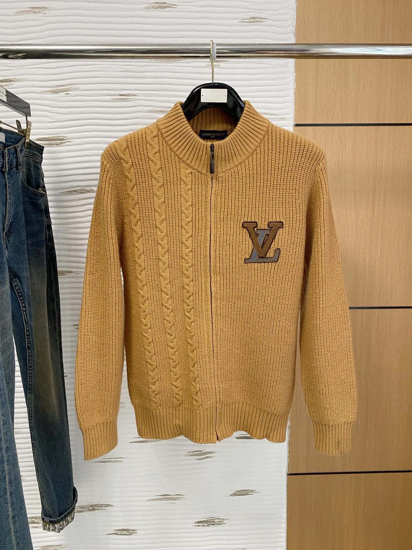 🅿️540 【LV Louis Vuitton】Autumn and winter classic cardigan sweater, in full condition! ! ! Wool blended fabric, the latest model in 2025, golden ratio! ! Slim-fitting soft gold, versatile and practical item, the combination and practicality are extremely powerful, simple and elegant, and classy! To create your own style, it is highly recommended to buy it in two colors. The standard slim fit tailoring process is suitable for both young and old men. It is knitted from wool and will not cause any discomfort! While keeping warm, it is stylish, textured and wearable, and the classic logo with contrasting colors on the chest feels in place! ! Recommended for regular customers! ! Size M-3XL (maximum wear: 190 pounds)